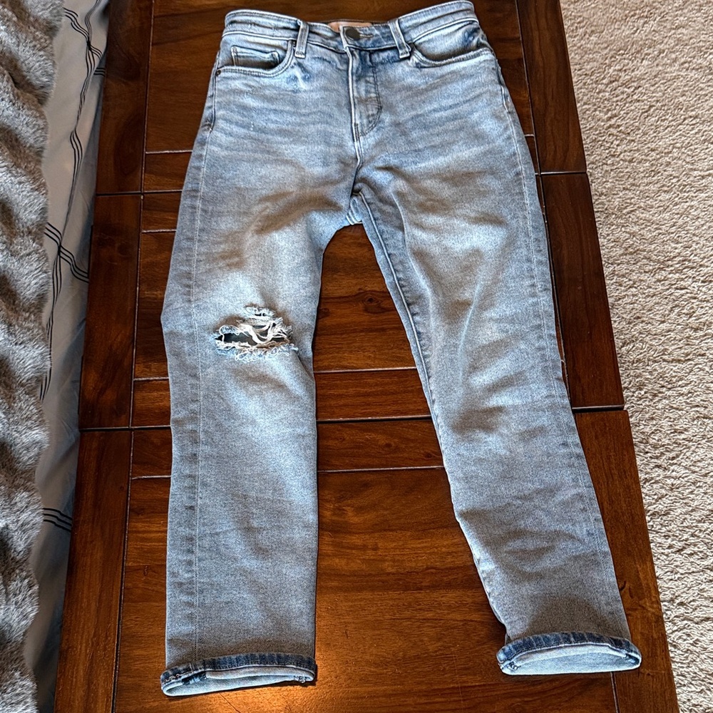 Evereve Slim Light Blue Distressed women’s  Jeans